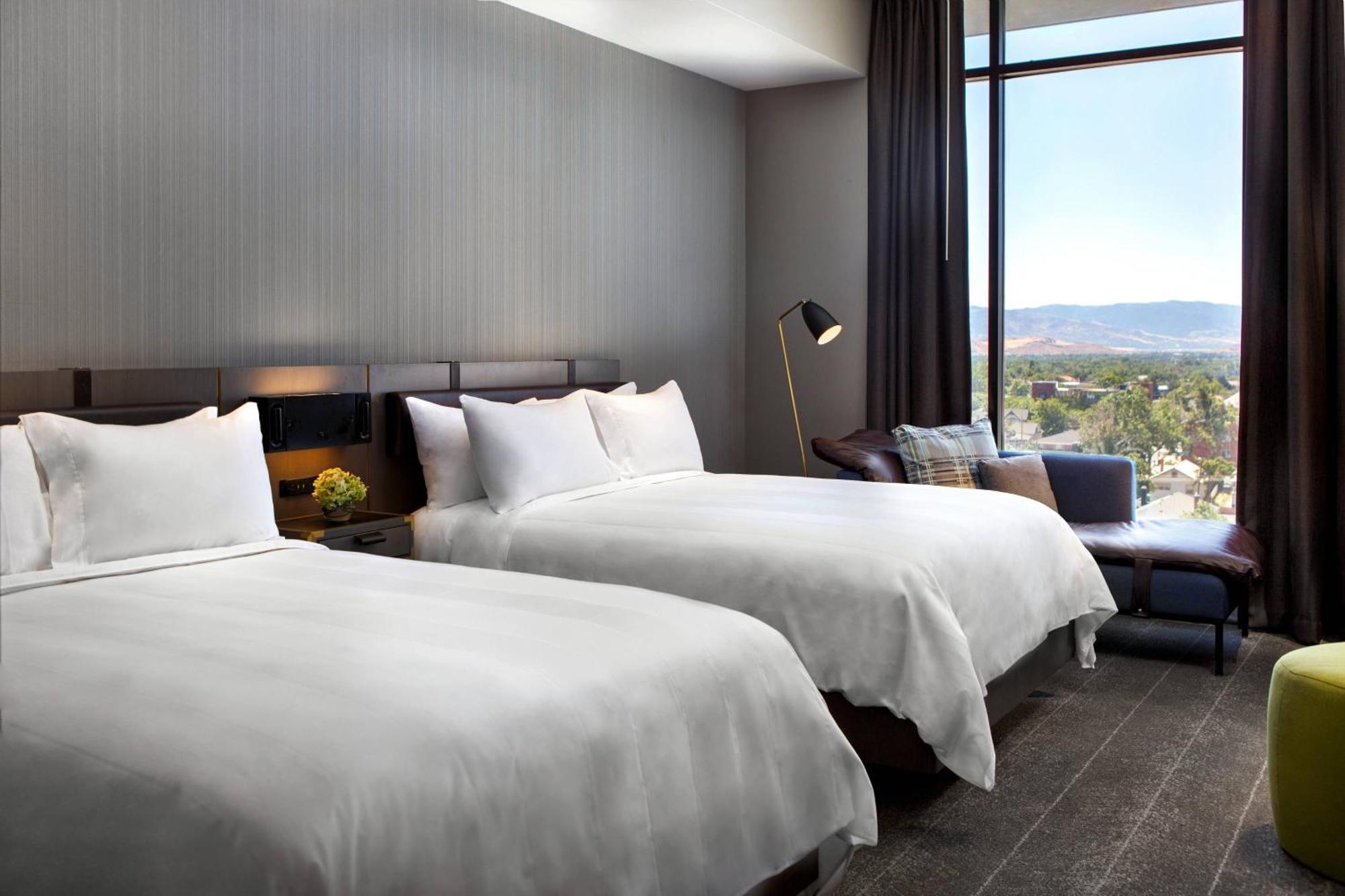 Renaissance Downtown & 4*