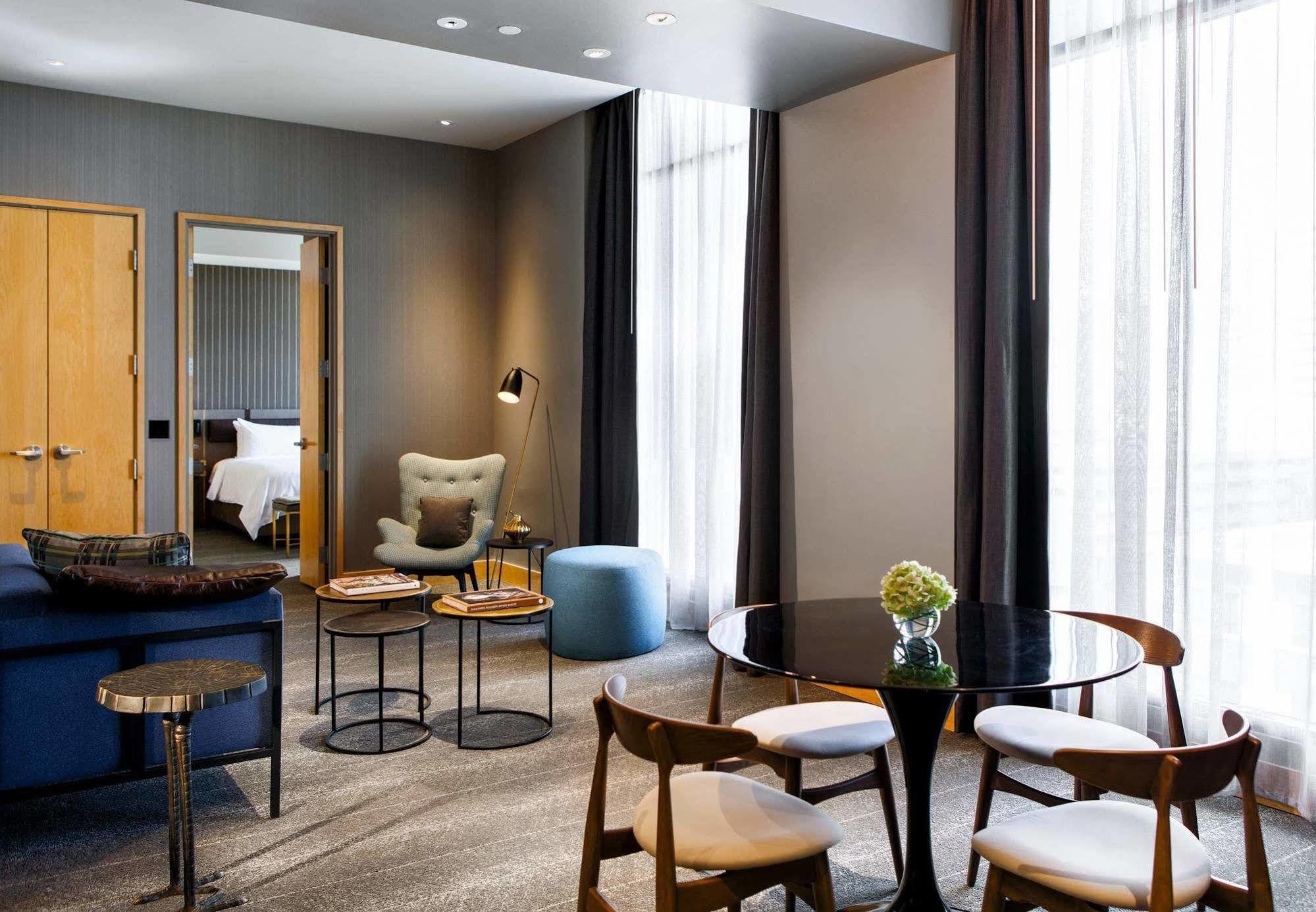 Renaissance Downtown & 4*